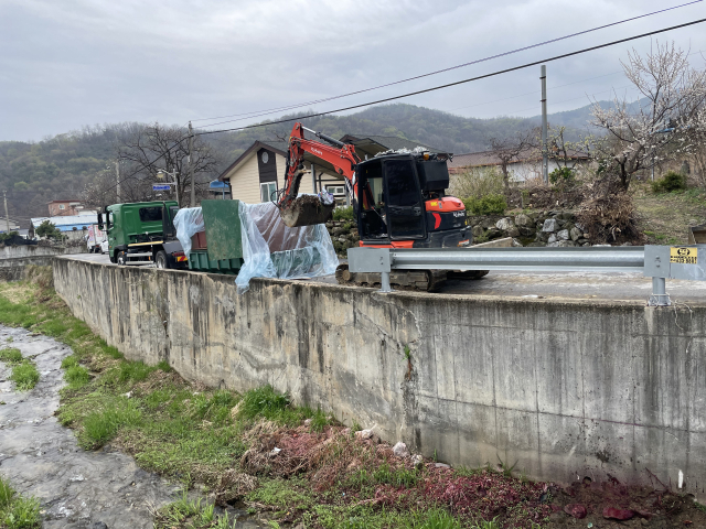 영주시가 봉현면 백분소하천에 포크레인을 동원, 오염토 수거 작업을 벌이고 있다. 영주시 제공