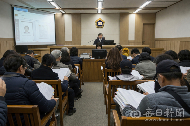 소송 서류를 손에 쥔 