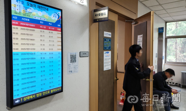 지난 3일 오전 대구지방법원 법정동 제21민사단독 41호 법정 입구. 오전 10시 20분부터 오후까지 줄지어 잡힌 사건번호와 원고·피고 이름이 재판 안내 모니터를 빼곡히 채우고 있다. 이날 41호 법정에만 오전 한 시간 남짓 사이에 10건 이상의 사건이 잡혔다. 정운철 기자 woon@imaeil.com