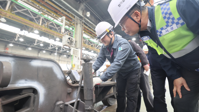 김태승 한국철도공사(코레일) 사장(사진 오른쪽)은 6일 오후 대전철도차량정비단에서 무궁화호 열차 정밀안전진단 작업 현장을 점검했다. 사진은 초음파 탐상장비로 열차바퀴(차륜) 결함을 탐지하는 모습. 2026.4.7. 코레일 제공