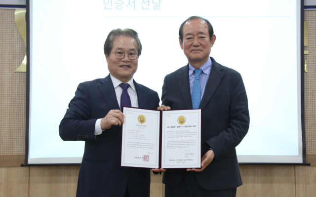 최영욱 세명종합병원 회장(오른쪽)이 오태윤 의료기관평가인증원장에게 인증서를 받고 있다. 세명종합병원측 제공