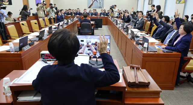 7일 국회에서 열린 과학기술정보방송통신위원회 전체회의에서 여당 위원들이 추가경정예산안에 대해 찬성 표결하고 있다. 연합뉴스