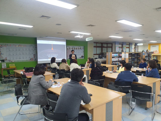 지난달 25일 대구 달서구에 있는 유천초등학교 도서실에서 김승한 전 경동초 교장이 대구 지역 유초등 관리자를 대상으로 학교 단위의 깊이 있는 독서법을 주제로 한 