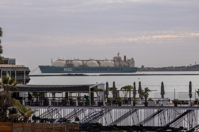 이란의 호르무즈해협 봉쇄 위협으로 중동산 원유의 판로 변화가 불가피해졌다. 사진은 카르몰 LNGT 아프리카호가 지난달 24일(현지시간) 세네갈 다카르만에 정박해 있는 모습. EPA 연합뉴스