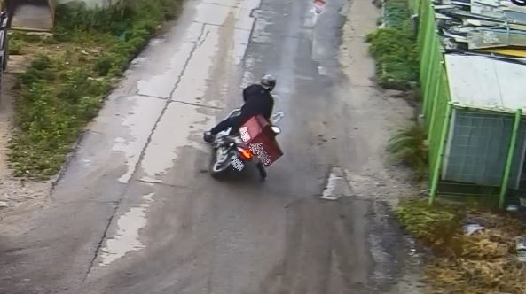 봄비가 만든 도로 위 유막…이륜차 미끄럼 주의보