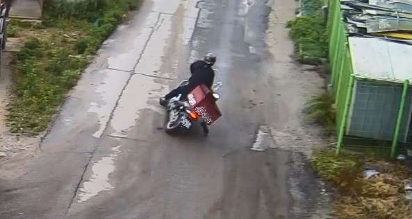 봄비가 만든 도로 위 유막…이륜차 미끄럼 주의보