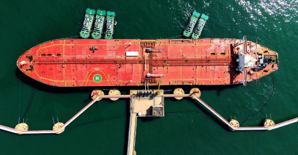 중국 칭다오 항구에 정박해 원유를 하역하는 유조선 모습. AFP=연합뉴스