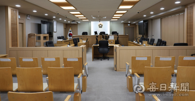 변론기일을 앞둔 대구지방법원 법정 내부. 판사석과 원고·피고석, 방청석이 모두 비어 있다. 곧 이 자리를 채울 소액사건 당사자 대부분은 변호사 없이 홀로 법정에 선다. 변호사는 넘쳐나지만 소액 법정엔 아무도 없다. 정운철 기자 woon@imaeil.com