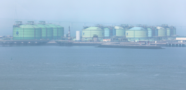 미국과 이스라엘의 공습을 받은 이란이 카타르 액화천연가스(LNG) 시설 피격으로 국내 LNG 공급 차질 우려가 커지고 있다. 사진은 국내 최대 규모의 액화천연가스(LNG) 저장능력을 갖추고 있는 인천 송도 한국가스공사 인천생산기지 내 LNG 저장탱크. 연합뉴스