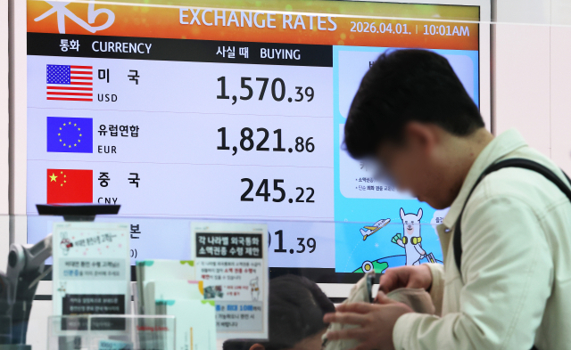 1일 인천국제공항에서 시민이 환전하고 있다. 이날 원/달러 환율은 미국과 이란 간 종전 기대가 커지면서 1,508.7원으로 20원 넘게 급락 출발해 비슷한 수준에서 등락 중이다. 국제유가가 치솟으면서 이번 달 발권하는 항공권에 부과되는 유류할증료도 전달과 비교해 일제히 최대 3배 이상 뛰어올랐다. 연합뉴스