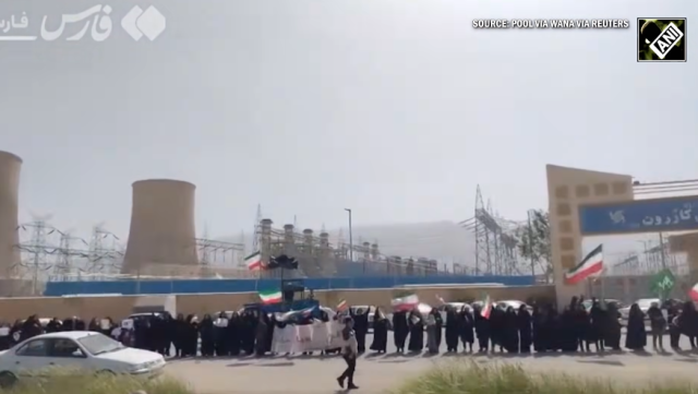 이란 발전소와 교량 등 주요 인프라에 집결한 이란 시민들. 유튜브 영상 캡처