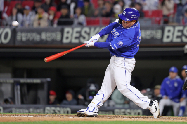 삼성 라이온즈의 최형우가 7일 광주에서 열린 KIA 타이거즈와의 경기 9회 3점 홈런을 날리고 있다. 삼성 제공
