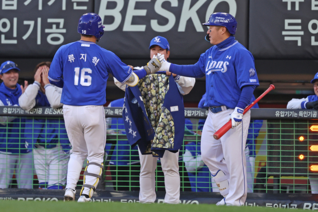 삼성 라이온즈의 류지혁이 7일 광주에서 열린 KIA 타이거즈와의 경기 1회초 선제 솔로 홈런을 때린 뒤 덕아웃으로 들어오자 최형우가 반겨주고 있다. 삼성 제공