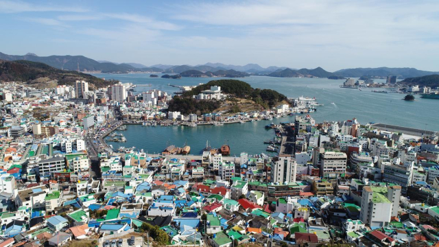 서피랑에서 바라본 통영항.