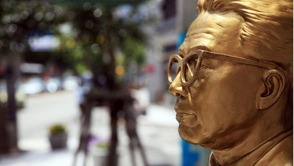 통영우체국 앞 청마거리에 조성된 청마 동상.