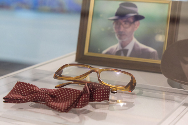 김춘수 시인이 생전에 사용하던 안경과 나비 넥타이.