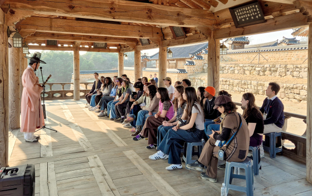 한국국학진흥원이 외국인 교환학생들을 대상으로 호계서원에서 선비음악회를 통해 소리로 체감하는 한국문화 체험 프로그램을 운영했따. 한국국학진흥원 제공