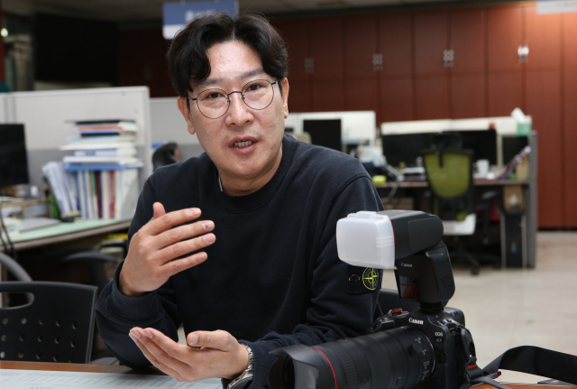 김민수 영양군 지방전문경력관이 군정홍보에 관한 이야기를 들려주고 있다. 김도훈 기자