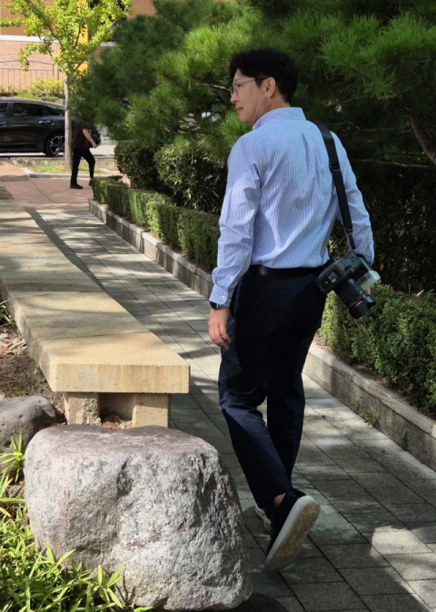 김민수 영양군 지방전문경력관이 사진촬영을 위해 군청을 나서고 있다. 영양군 제공