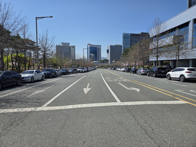 차량 2부제가 시행된 첫날인 8일 오전 대구혁신도시 내 한 공공기관 인근 도로에 주차된 차량이 길게 늘어서 있다. 이통원 기자. tong@imaeil.com