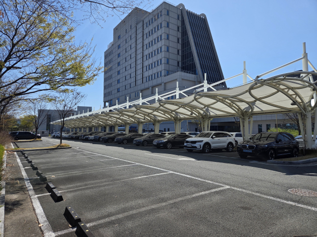 차량 2부제가 시행된 첫날인 8일 오전 대구혁신도시 내 한 공공기관 주차장이 여유로운 모습이다. 이통원 기자. tong@imaeil.com