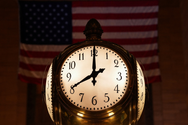 미국 뉴욕의 그랜드 센트럴 터미널에 있는 시계가 동부시간(ET) 기준 오후 8시를 가리키고 있는 모습. 도널드 트럼프 미국 대통령은 