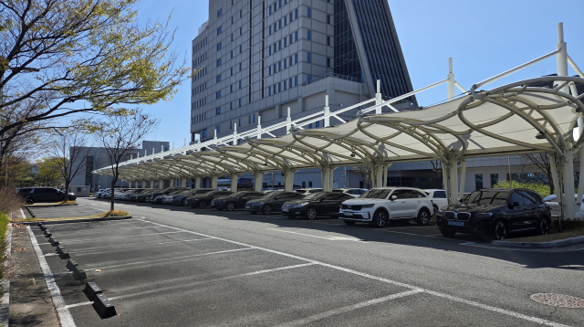 공공기관 2부제…주차장은 텅텅, 불법주차는 난무