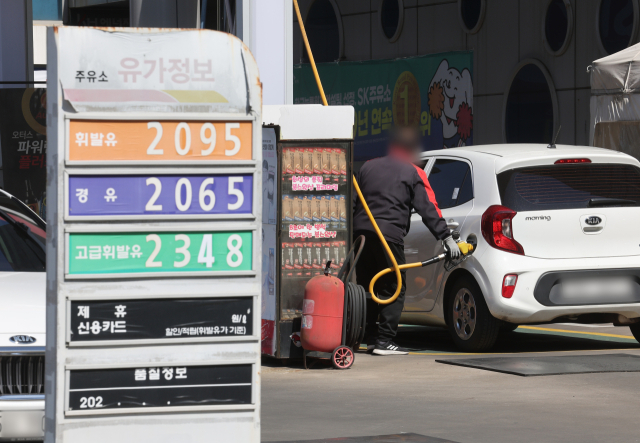 미국과 이란 간 종전 협상 타결 기대감이 남은 가운데 국내 주유소 기름값이 연일 상승 곡선을 그리고 있다. 특히 서울 지역 휘발유 평균 가격이 L당 2천원 선을 넘어서며 고유가 부담이 가중되는 모습이다. 사진은 7일 서울 시내 주유소 모습. 연합뉴스