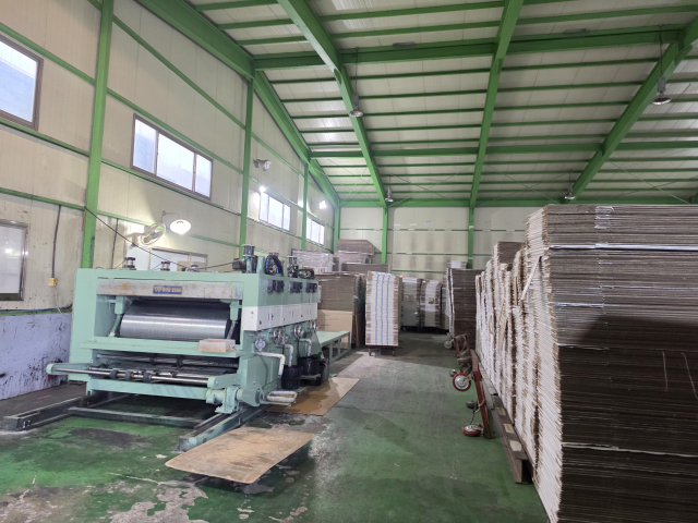 서대구산업단지 내 섬유수출용 PP마대를 생산하는 업체에 재고가 가득 쌓여져 있다. 중동전쟁으로 섬유 수출로가 막히면서 수요가 줄어든 상황에서도 공장을 가동을 멈추지 못하고 있다. 정우태 기자