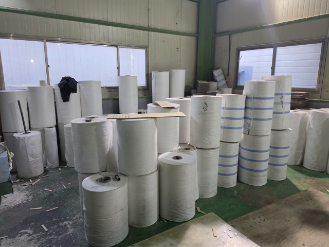 서대구 섬유수출용 PP박스를 제조하는 한 업체 공장에 PP마대가 적재돼 있다. 현재 확보한 물량은 일주일 분량으로 향후 수급이 어려운 상황이다. 정우태 기자