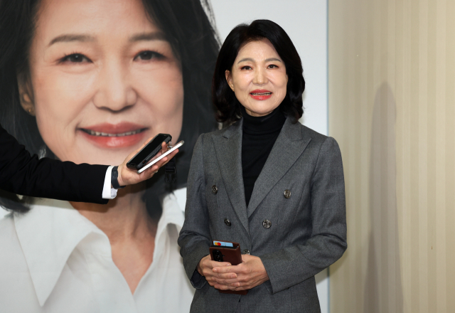 대구시장 선거에 출사표를 던진 이진숙 전 방송통신위원장이 6일 오후 대구 시내 자신의 선거캠프에서 기자들과 만나 질문에 답하고 있다. 연합뉴스