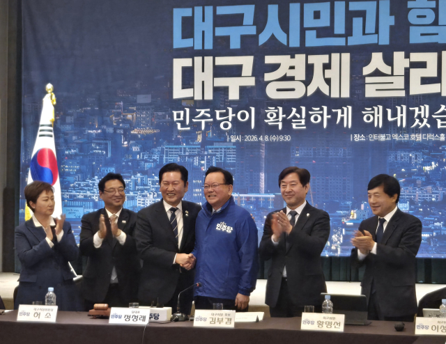 정청래 더불어민주당 대표가 8일 대구 북구 인터불고엑스코 호텔에서 열린 현장 최고위원회의에서 대구시장 김부겸 후보에게 민주당을 상징하는 푸른색 점퍼를 입혀주고 기념촬영을 하고 있다. 강은경 기자