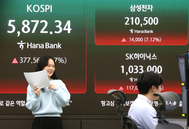 미국과 이란이 2주간의 휴전에 사실상 합의한 가운데 8일 서울 중구 하나은행 본점 딜링룸 현황판에 코스피지수, 삼성전자 주가, SK하이닉스 주가 등이 표시돼 있다. 이날 코스피는 전장 대비 377.56포인트(6.87%) 오른 5,872.34로, 코스닥 지수는 53.12포인트(5.12%) 오른 1,089.85로 마감했다. 연합뉴스