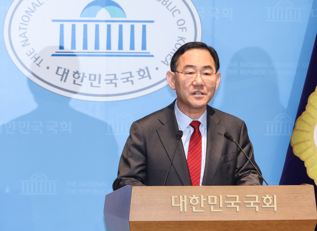 6·3 지방선거를 앞두고 국민의힘 대구시장 후보 경선에서 컷오프(공천 배제)된 6선 주호영 의원이 8일 국회 소통관에서 기자회견을 열고 있다. 연합뉴스