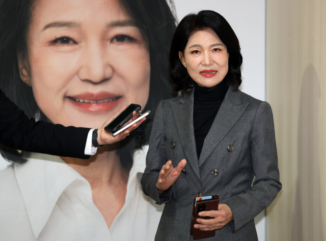 대구시장 선거에 출사표를 던진 이진숙 전 방송통신위원장이 6일 오후 대구 시내 자신의 선거캠프에서 기자들과 만나 질문에 답하고 있다. 연합뉴스