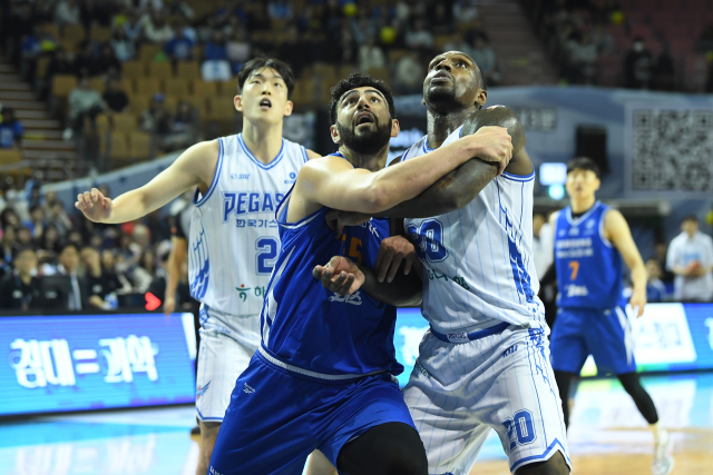 프로농구 대구 한국가스공사의 신승민(왼쪽 첫 번째)과 라건아(오른쪽 첫 번째), 서울 삼성 썬더스의 케렘 칸터가 골밑에서 리바운드 경쟁을 벌이고 있다. KBL 제공