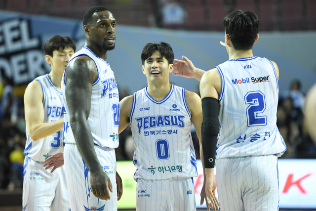 프로농구 대구 한국가스공사 페가수스의 김국찬, 라건아, 샘조세프 벨란겔, 신승민(왼쪽부터)이 서로를 격려하고 있다. KBL 제공