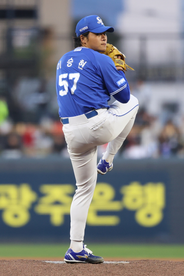 삼성 라이온즈의 이승현이 8일 광주에서 열린 KIA 타이거즈와의 경기에 선발 등판해 투구하고 있다. 삼성 제공