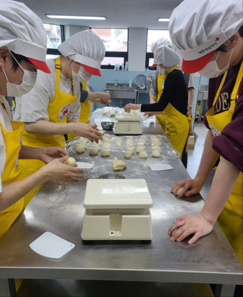 SK인텔릭스, 적십자와 '사랑의 빵나눔' 봉사 확대…임직원 참여 늘려 나눔 활동 이어가