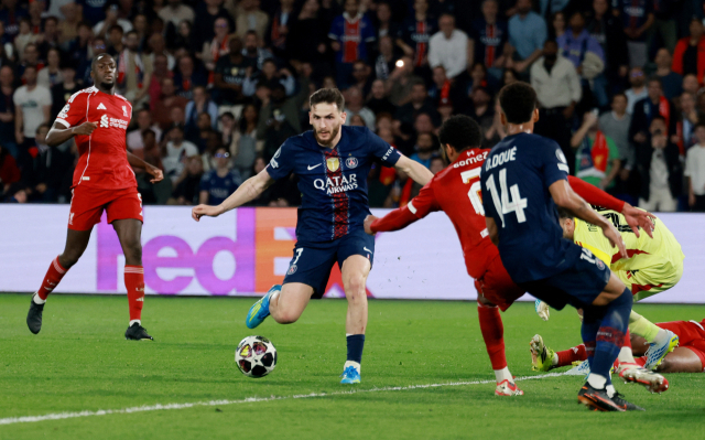 PSG의 흐비차 크바라츠헬리아(7번)가 9일 프랑스 파리에서 열린 2025-2026 UCL 8강 1차전 도중 리버풀을 상대로 팀의 두 번째 골을 넣고 있다. 로이터 연합뉴스