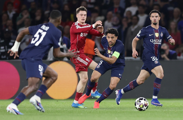 PSG의 마르퀴뇨스(5번)가 9일 프랑스 파리에서 열린 2025-2026 UCL 8강 1차전 도중 리버풀의 플로리안 비르츠에 앞서 공을 따내고 있다. EPA 연합뉴스