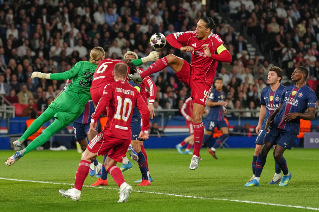 리버풀의 버질 판다이크(가운데 4번)가 9일 프랑스 파리에서 열린 2025-2026 UCL 8강 1차전 도중 PSG의 골키퍼 마트베이 사포노프와 공을 다투고 있다. AP 연합뉴스