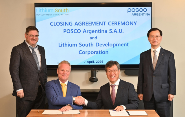 포스코홀딩스가 현지시간 7일 아르헨티나 부에노스아이레스에서 리튬 사우스사와 염호 광권 인수 계약을 마무리했다. (사진 왼쪽부터) 크리스토퍼 체리(Christopher P. Cherry) 리튬 사우스 CFO, 에이드리안 홉커크(Adrian Hobkirk) 리튬 사우스 CEO, 박현 포스코아르헨티나 법인장, 이주태 포스코홀딩스 대표이사 사장. 포스코홀딩스 제공.