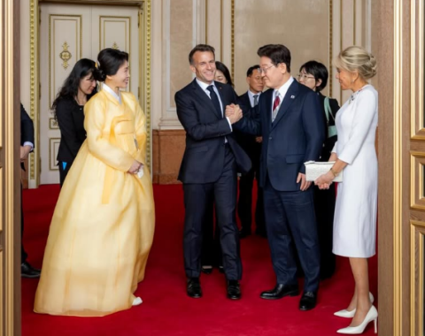 佛대통령 전속작가 멈춰세운 김여사 '이모습'…개나리 한복 디테일 '눈길'