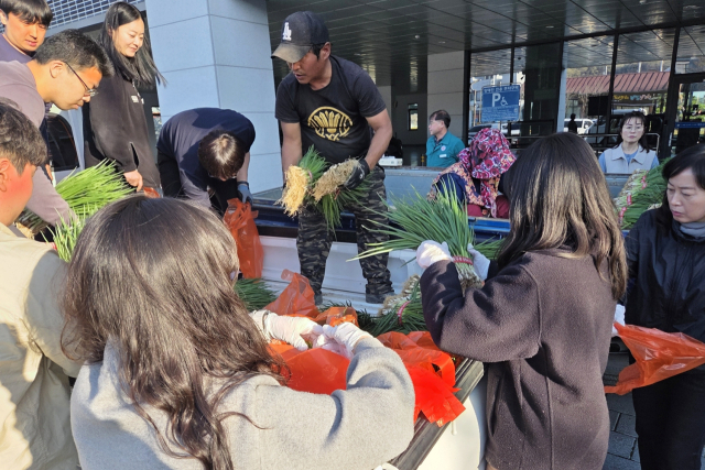 예천군청 앞에서 예천 쪽파를 직접 판매하고 있는 모습. 예천군 제공