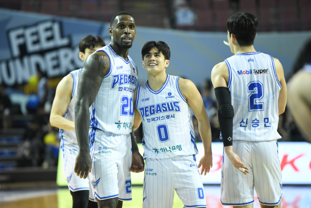 프로농구 대구 한국가스공사 페가수스의 라건아(왼쪽)와 샘조세프 벨란겔. KBL 제공