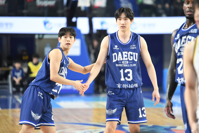 프로농구 대구 한국가스공사 페가수스의 양우혁(왼쪽)과 김민규. KBL 제공
