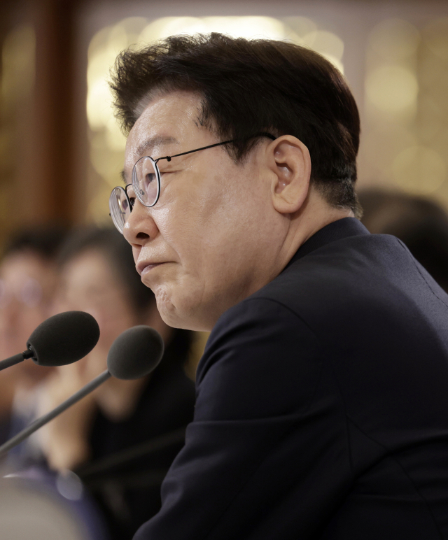 이재명 대통령이 9일 청와대에서 열린 국민경제자문회의 제1차 전체 회의에서 참석자 발언을 듣고 있다. 연합뉴스