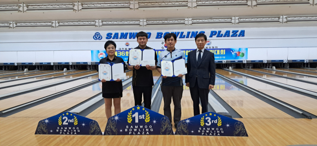 지난달 23일 열린 대구시협회장기 클럽대항 볼링대회 개인전 1, 2, 3위 수상자들. 왼쪽부터 2위 김태옥, 1위 한준영, 3위 소재진, 김영용 대구시볼링협회장. 대구시볼링협회 제공