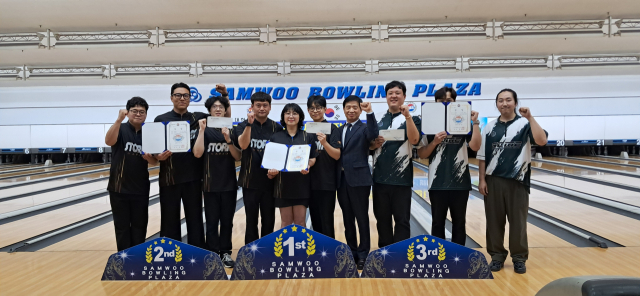 지난달 23일 열린 제36회 대구시협회장기 클럽대항 볼링대회 단체전 수상자들. 왼쪽부터 2위 드림클럽A(이교섭, 이승민, 고봉수), 1위 드림클럽B(한준영, 김정민, 차승욱), 김영용 대구시볼링협회장, 3위 세강클럽(김정태, 김한국, 김민기). 대구시볼링협회 제공